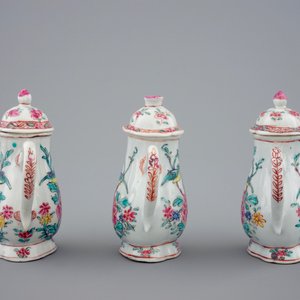 Un ensemble de 3 aiguières sur présentoir en porcelaine de Chine famille rose, Yongzheng, 1723-1735 — photo 6