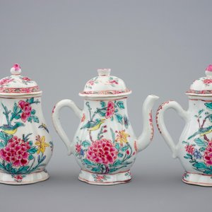 Un ensemble de 3 aiguières sur présentoir en porcelaine de Chine famille rose, Yongzheng, 1723-1735 — photo 7
