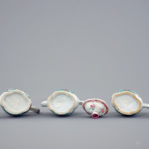 Un ensemble de 3 aiguières sur présentoir en porcelaine de Chine famille rose, Yongzheng, 1723-1735 — photo 10