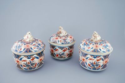 Un ensemble de 3 boîtes couvertes en porcelaine Imari de Japon, 18ème