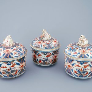 Un ensemble de 3 boîtes couvertes en porcelaine Imari de Japon, 18ème — photo 1