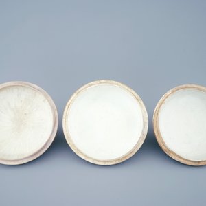 Un ensemble de 3 boîtes couvertes en porcelaine Imari de Japon, 18ème — photo 7