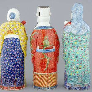 Un ensemble de 3 figures d'immortels en porcelaine de Chine famille rose, 19ème — photo 3
