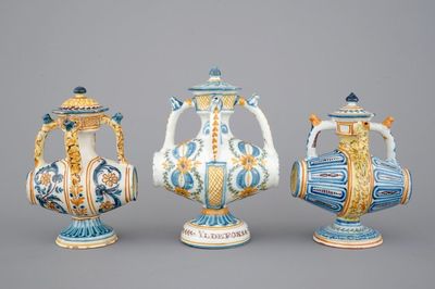 Un ensemble de 3 pichets trompeurs en forme de tonneau, Talavera, Espagne, ca. 1820