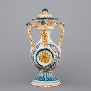 Un ensemble de 3 pichets trompeurs en forme de tonneau, Talavera, Espagne, ca. 1820 — photo 11