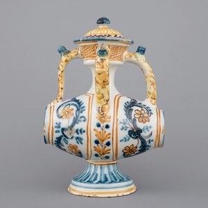 Un ensemble de 3 pichets trompeurs en forme de tonneau, Talavera, Espagne, ca. 1820 — photo 12