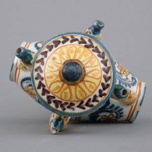 Un ensemble de 3 pichets trompeurs en forme de tonneau, Talavera, Espagne, ca. 1820 — photo 15