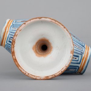 Un ensemble de 3 pichets trompeurs en forme de tonneau, Talavera, Espagne, ca. 1820 — photo 22