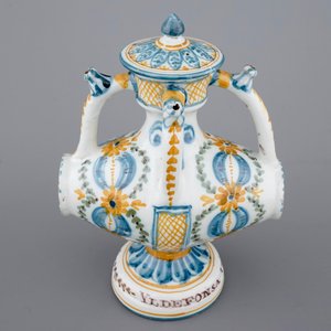 Un ensemble de 3 pichets trompeurs en forme de tonneau, Talavera, Espagne, ca. 1820 — photo 3