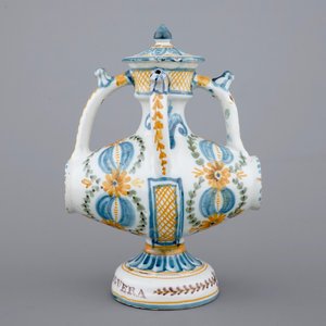 Un ensemble de 3 pichets trompeurs en forme de tonneau, Talavera, Espagne, ca. 1820 — photo 5