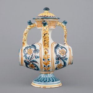 Un ensemble de 3 pichets trompeurs en forme de tonneau, Talavera, Espagne, ca. 1820 — photo 10