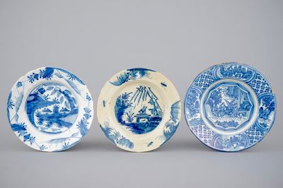 Un ensemble de 3 plats en Delft bleu et blanc, 17/18ème siècle