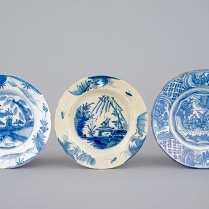 Un ensemble de 3 plats en Delft bleu et blanc, 17/18ème siècle — photo 1