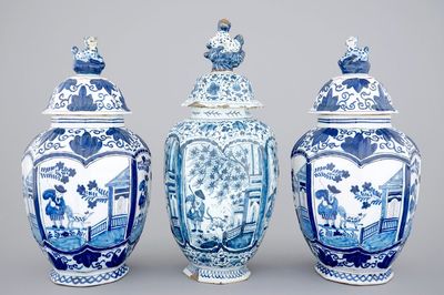 Un ensemble de 3 potiches en faïence de Delft, 18/19ème