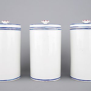 Un ensemble de 3 pots de pharmacie en faïence de l'Est, 18ème — photo 3