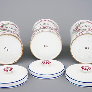 Un ensemble de 3 pots de pharmacie en faïence de l'Est, 18ème — photo 6
