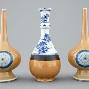 Un ensemble de 3 vases en porcelaine de Chine à décor bleu, blanc et café au lait, Kangxi — photo 1