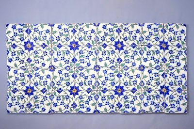 Un ensemble de 32 carreaux français de style perse ou iznik, Fabrique Fourmaintraux à Dèsvres, 19ème siècle