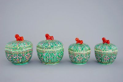 Un ensemble de 4 boîtes en porcelaine de Chine Bencharong pour le marché thaï, 19ème