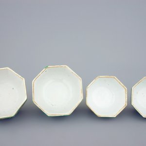 Un ensemble de 4 boîtes en porcelaine de Chine Bencharong pour le marché thaï, 19ème — photo 6
