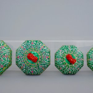 Un ensemble de 4 boîtes en porcelaine de Chine Bencharong pour le marché thaï, 19ème — photo 8