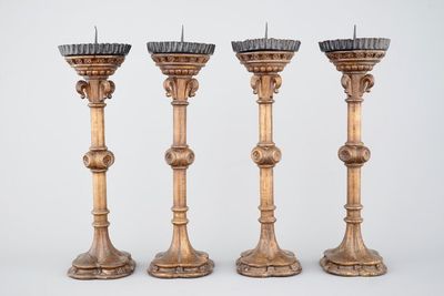 Un ensemble de 4 bougeoirs neo-gothiques, 19ème siècle
