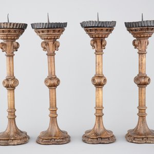 Un ensemble de 4 bougeoirs neo-gothiques, 19ème siècle — photo 3