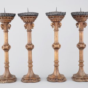 Un ensemble de 4 bougeoirs neo-gothiques, 19ème siècle — photo 4