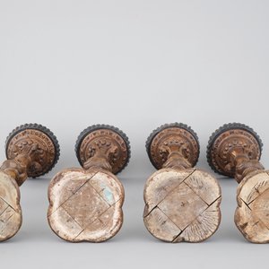 Un ensemble de 4 bougeoirs neo-gothiques, 19ème siècle — photo 6