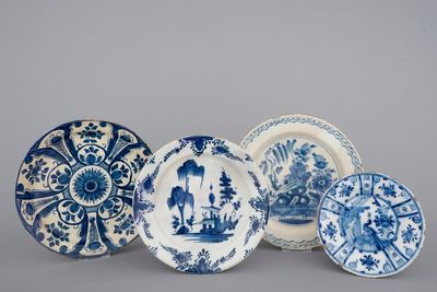 Un ensemble de 4 plats en faïence de Delft, 18ème