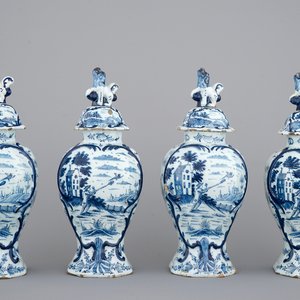 Un ensemble de 4 vases au décors de chasse en faïence de Delft bleu et blanc, 18ème — photo 1