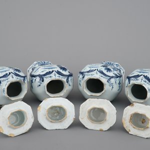 Un ensemble de 4 vases au décors de chasse en faïence de Delft bleu et blanc, 18ème — photo 5