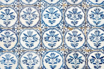 Un ensemble de 41 carreaux en faïence de Delft bleu et blanc aux décors de tulipes, 17ème