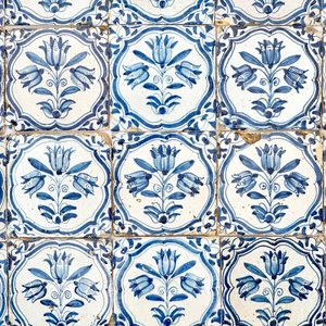 Un ensemble de 41 carreaux en faïence de Delft bleu et blanc aux décors de tulipes, 17ème — photo 1