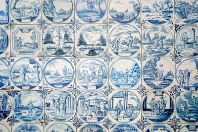 Un ensemble de 49 carreaux en faïence de Delft bleu et blanc aux sujets religieux, 18/19ème