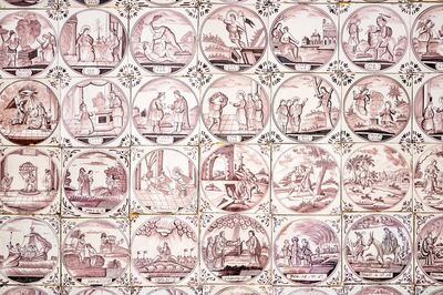 Un ensemble de 49 carreaux en faïence de Delft manganèse aux sujets religieux, 18/19ème