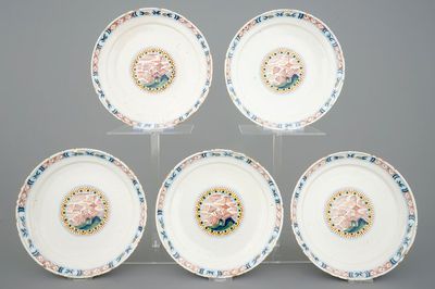 Un ensemble de 5 assiettes aux décors de paysages chinoiseries, 18ème