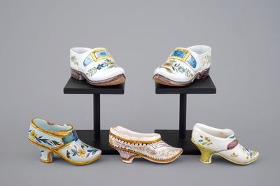 Un ensemble de 5 chaussures en faïence de Delft, 18/19ème siècle