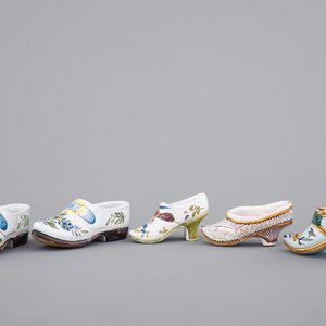 Un ensemble de 5 chaussures en faïence de Delft, 18/19ème siècle — photo 2