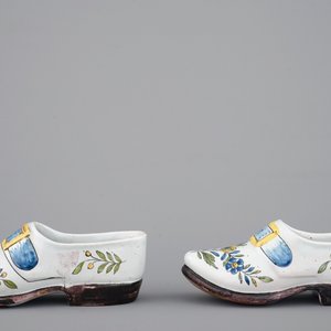 Un ensemble de 5 chaussures en faïence de Delft, 18/19ème siècle — photo 3