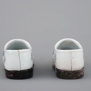 Un ensemble de 5 chaussures en faïence de Delft, 18/19ème siècle — photo 4
