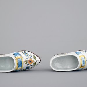 Un ensemble de 5 chaussures en faïence de Delft, 18/19ème siècle — photo 7
