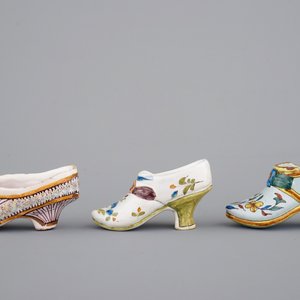 Un ensemble de 5 chaussures en faïence de Delft, 18/19ème siècle — photo 9