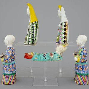 Un ensemble de 5 figures en porcelaine de Chine famille rose, 18/19ème — photo 3