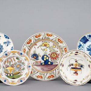 Un ensemble de 5 plats en faïence Delft 18ème siècle — photo 1