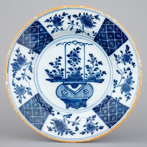 Un ensemble de 5 plats en faïence Delft 18ème siècle — photo 4