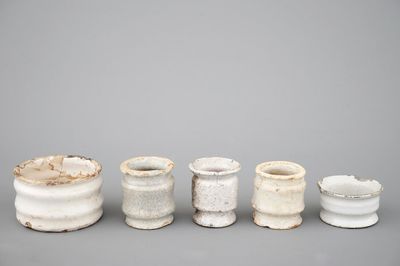 Un ensemble de 5 pots à onguent et albarello en faïence de Delft blanc monochrome, 17/18ème siècle