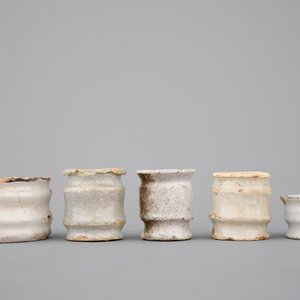 Un ensemble de 5 pots à onguent et albarello en faïence de Delft blanc monochrome, 17/18ème siècle — photo 4