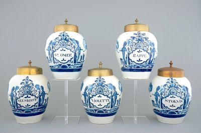 Un ensemble de 5 pots à tabac en faïence de Delft, 18ème