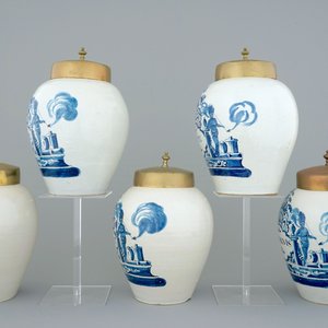 Un ensemble de 5 pots à tabac en faïence de Delft, 18ème — photo 2